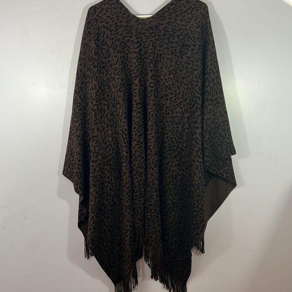 Fringed soft knit cheetah print cape, one size, black and brown - Picture 3 of 3